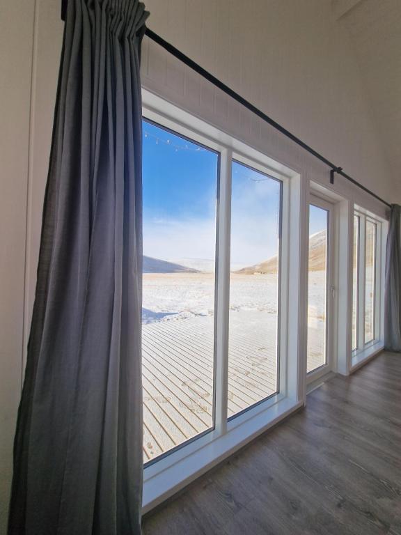 布伦迪欧斯Cottage - two bedrooms的客房设有大窗户,享有沙漠美景