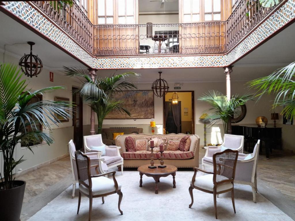 孔苏埃格拉昔日生活乡村酒店的带沙发和椅子的大客厅