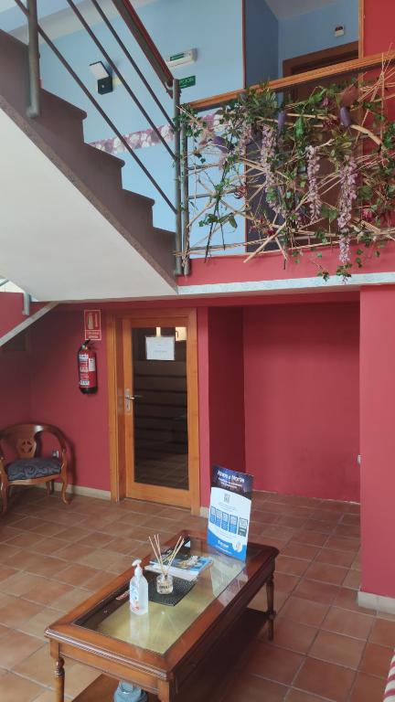 苏马拉加Pension Urola的一间带桌子和楼梯的客厅