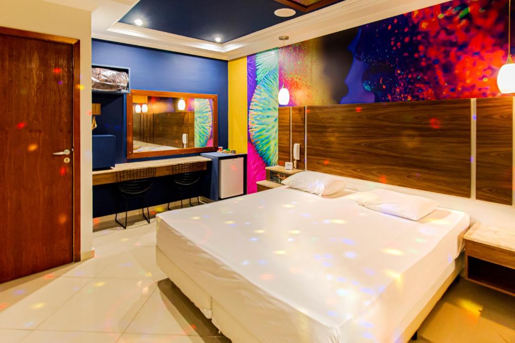 圣保罗Soft Motel - USP的一间带白色大床的卧室和一间浴室