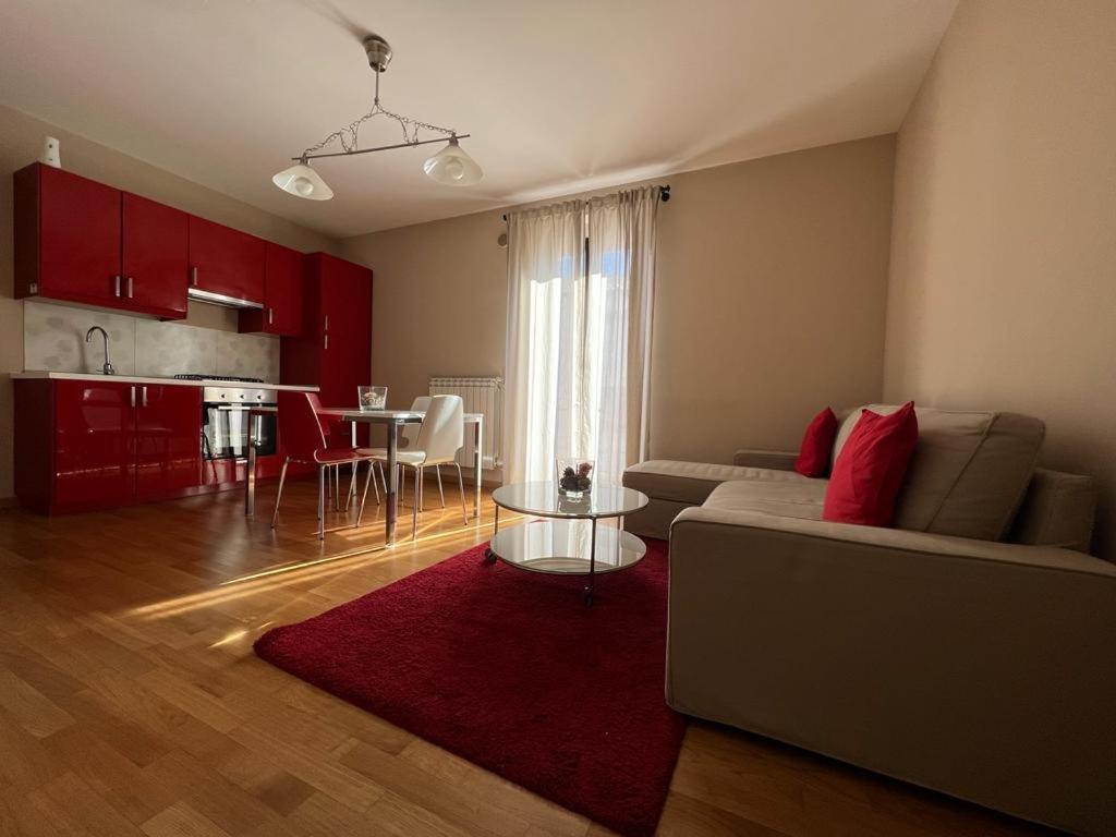 BovinoLa Dolce Vita的客厅配有沙发和桌子