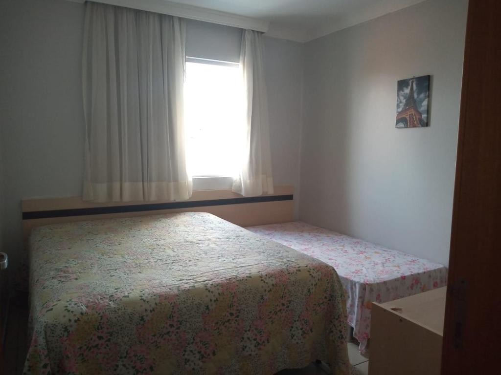 热河市APARTAMENTO AGUAS DA SERRA 713 A的一间卧室设有两张床和窗户。