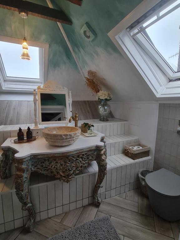 奥本Glencruitten House的一间带水槽和镜子的浴室