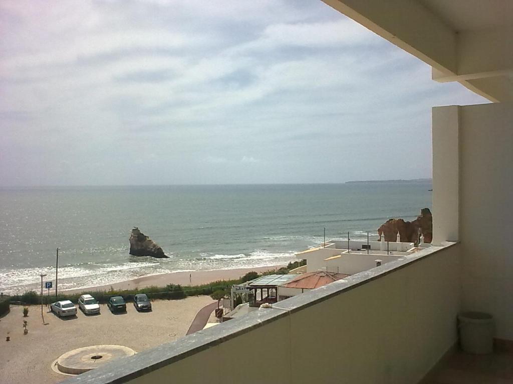 波尔蒂芒Rocha Praia Mar Beach Front Line Bay的从大楼的阳台上可欣赏到海景