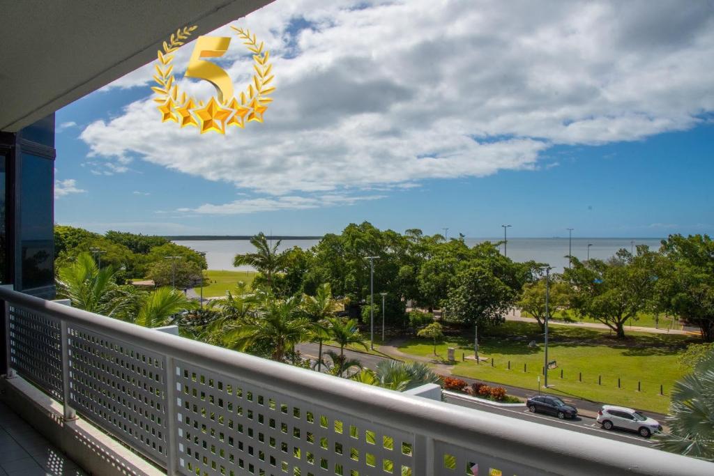 凯恩斯Cairns Luxury Waterview Apartment的海景阳台。