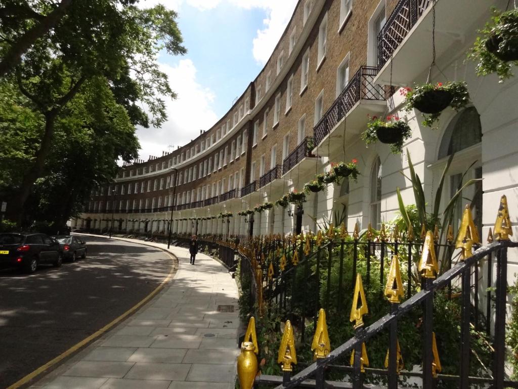 伦敦2雷特一室公寓酒店的街道旁建筑物前的围栏