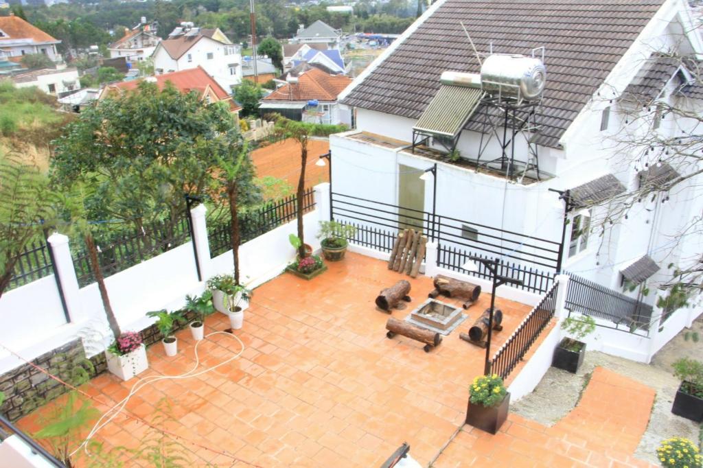 NHỚ House IV的阳台或露台