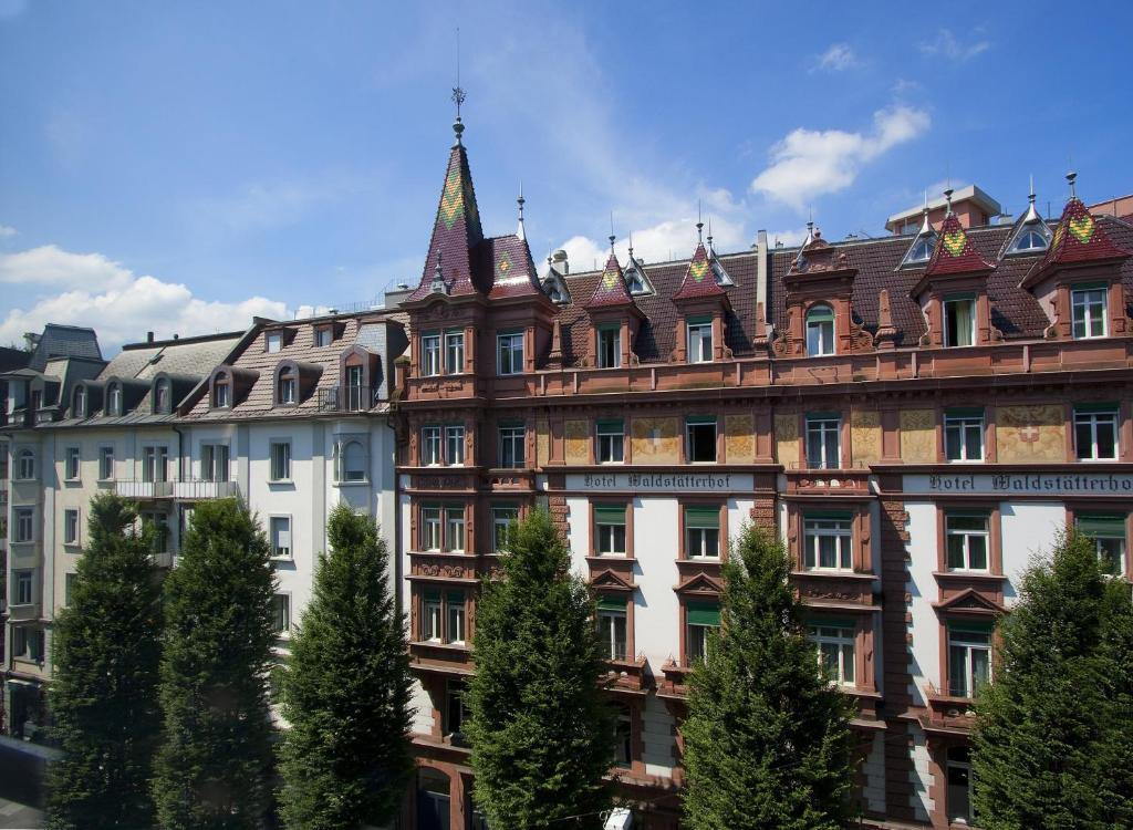 卢塞恩沃尔德斯塔得霍夫瑞士优质酒店的一座大型建筑,上面有一座塔