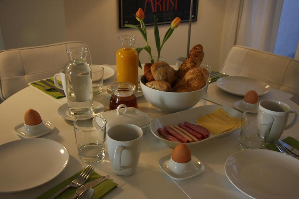 阿姆斯特丹凯瑟斯运河住宿加早餐旅馆的桌上放有盘子和碗的食物