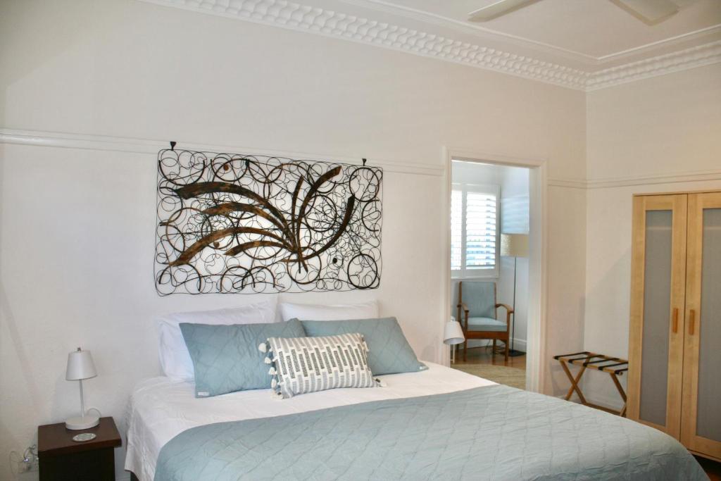 拜伦湾The Byron Bay Guesthouse的卧室配有一张挂在墙上的床铺