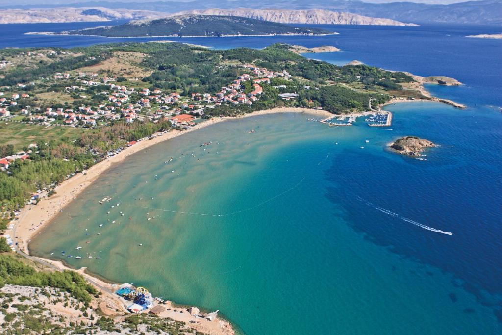 洛帕San Marino Resort的享有海滩的空中景色,在水中划船