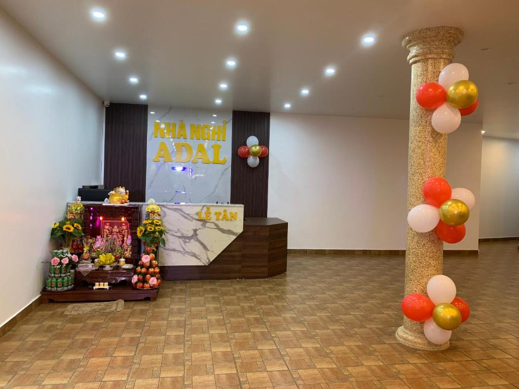Kiến AnAdal Motel的一间设有桌子、标志和气球的房间