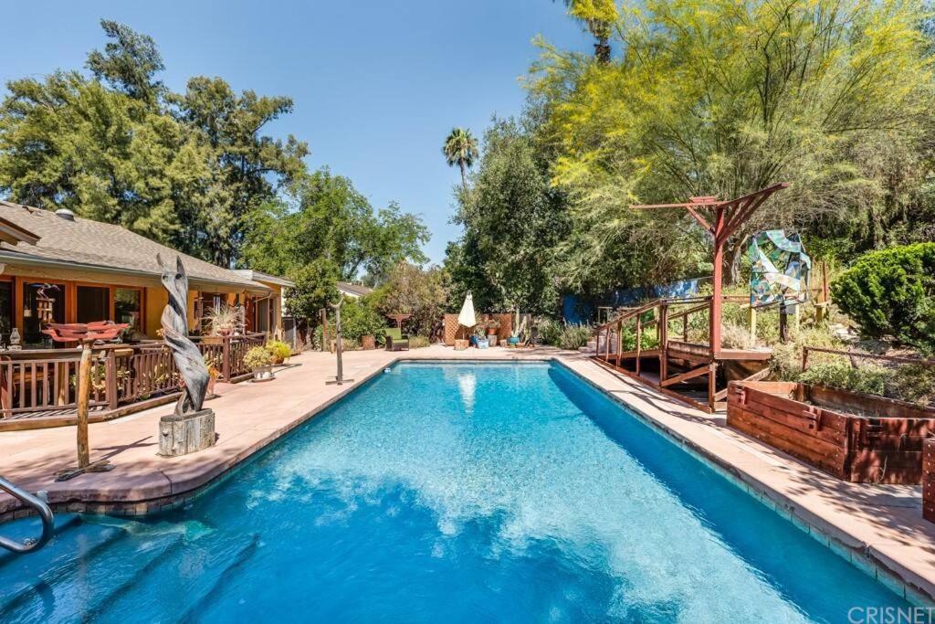 洛杉矶Villa La Reforma - Newly Designed 4BR HOUSE & POOL in Los Angeles by Topanga的一座带房子的庭院内的游泳池