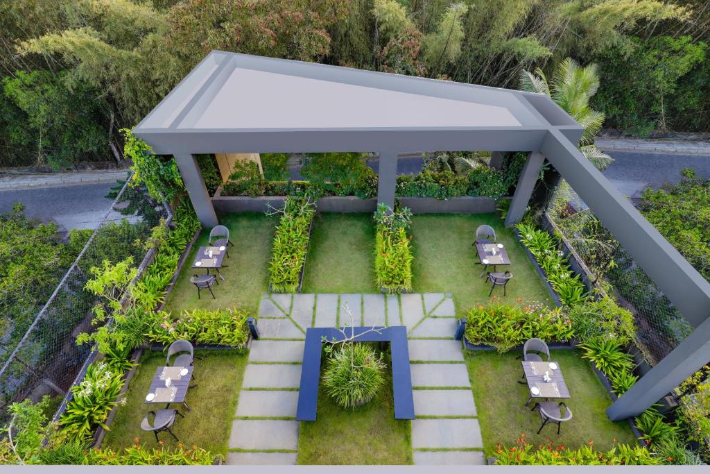 提喀迪Keys Prima By Lemon Tree Hotels, Thekkady的享有带桌椅的花园的顶部景致。