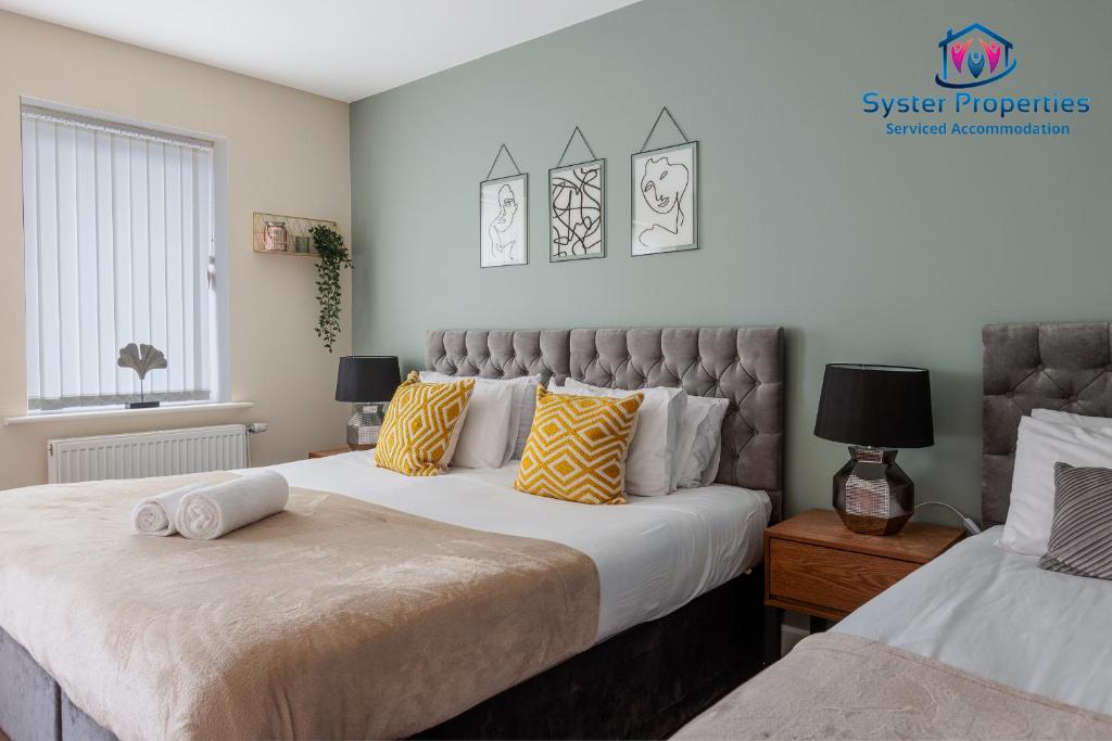 莱斯特Syster Properties Serviced Accommodation Leicester 5 Bedroom House Glen View的一间卧室配有两张带黄白色枕头的床