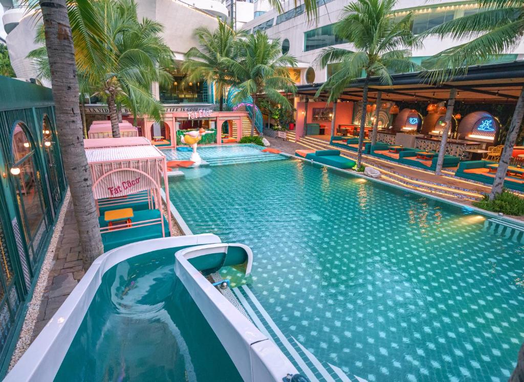 芭堤雅市中心芭堤雅A1皇家游轮酒店 - SHA Extra Plus的度假村内带滑梯的游泳池