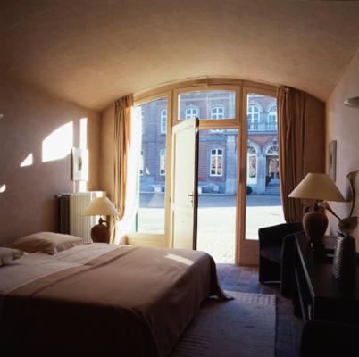 Vierset-Barse维尔赛特城堡酒店的酒店客房设有一张床和一个大窗户