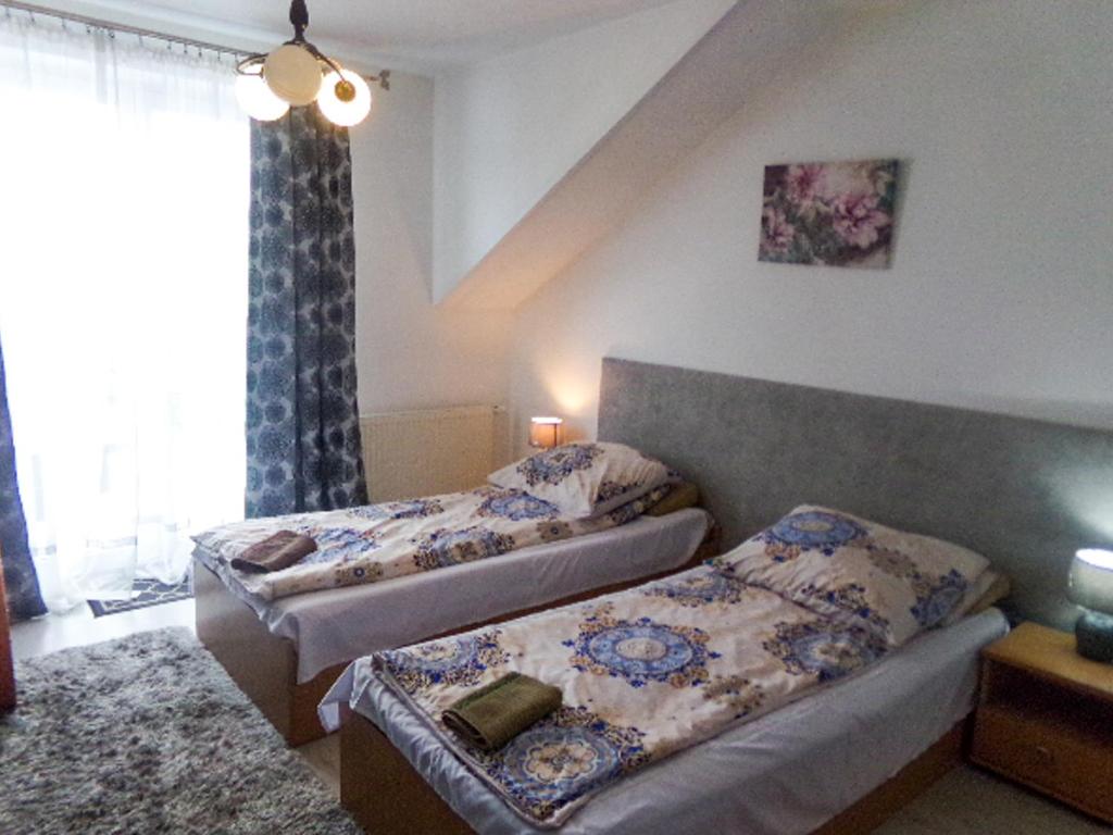 拉多姆Motel Anna Serafin的一间卧室设有两张床和窗户。