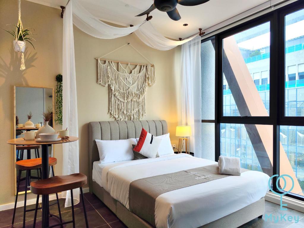 吉隆坡Scarletz Suites KLCC by Mykey Global的一间卧室设有一张大床和一个窗户。