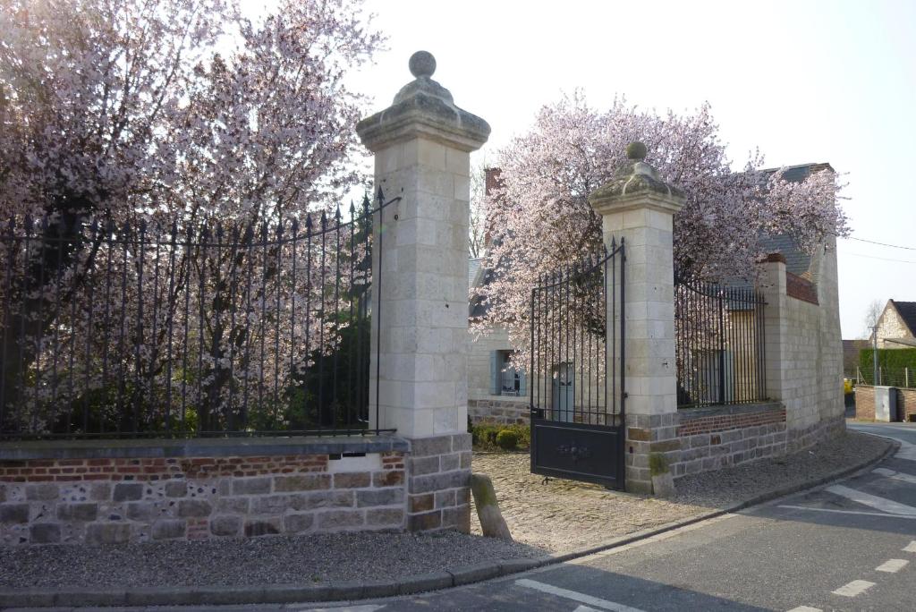 ÉtrunGite de l'Abbaye d'Etrun的铁艺围栏,街道上设有门