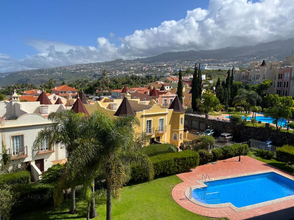 圣乌尔苏拉La Quinta Paradise的享有带游泳池的别墅的正面景致