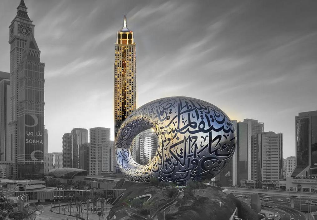 迪拜The Tower Plaza Hotel Dubai的城市前的雕塑,上面写着