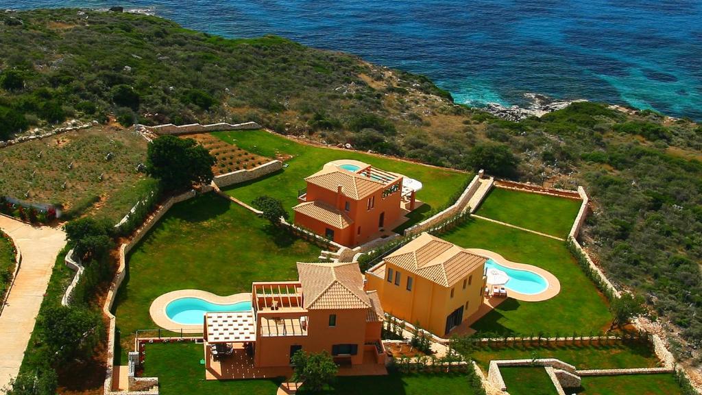 斯卡拉Villa Brio Exclusive的大海旁山丘上房屋的空中景观