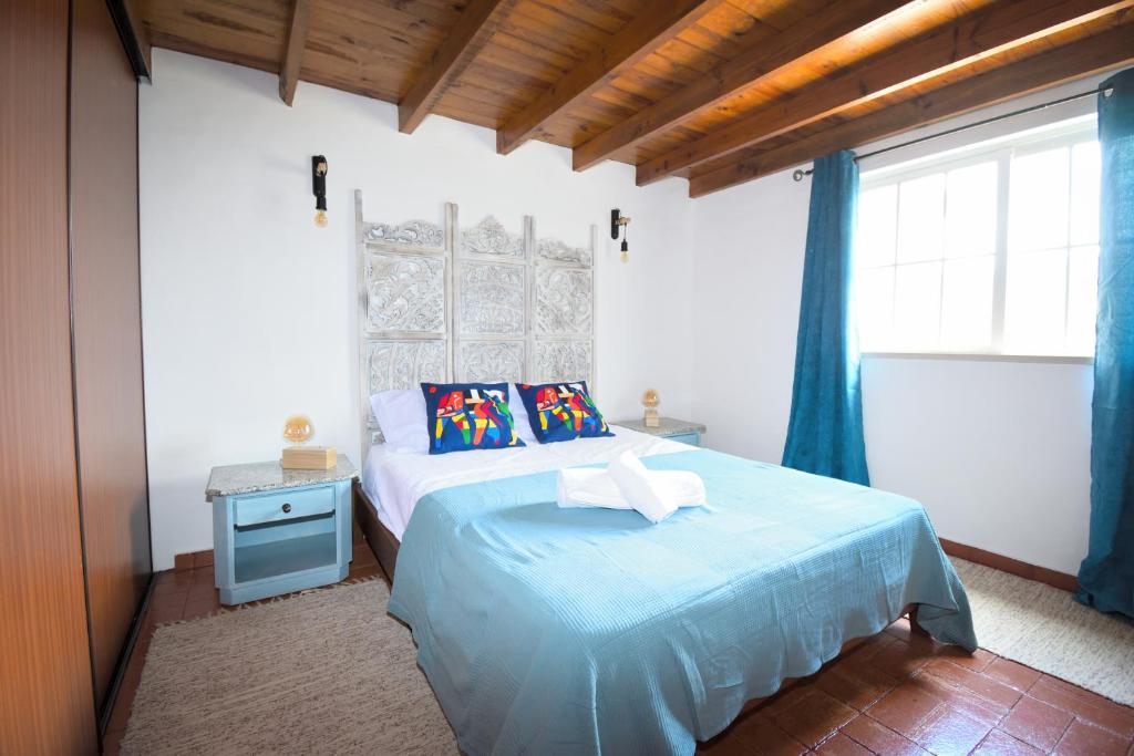 阿尔戈什Casa Coriska的一间卧室配有蓝色的床和蓝色床头柜