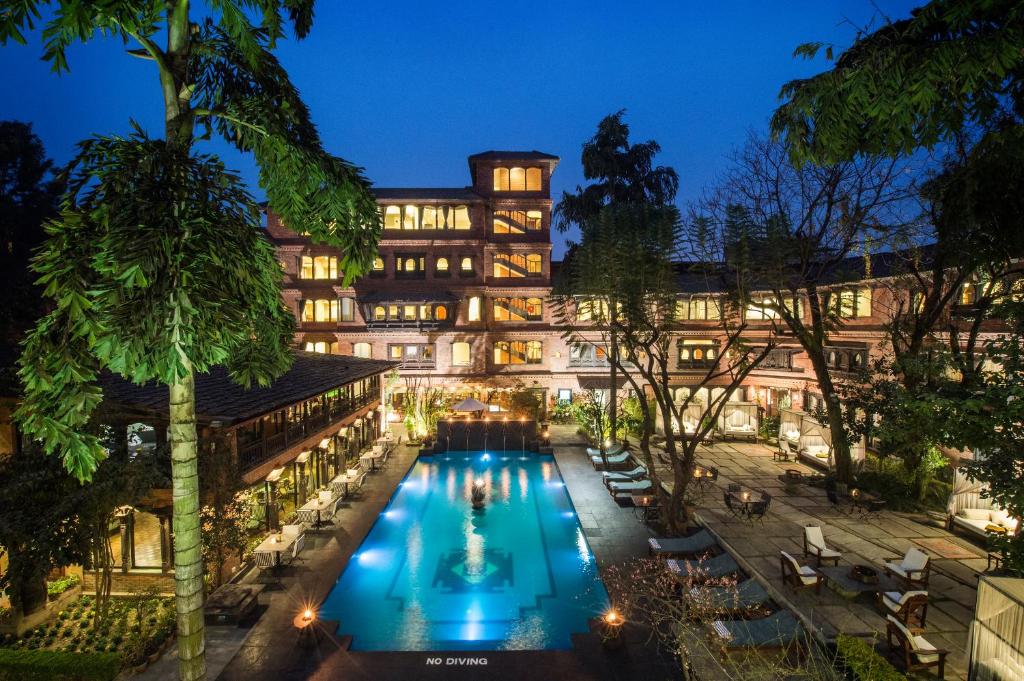 加德满都The Dwarika's Hotel的夜间设有游泳池的酒店