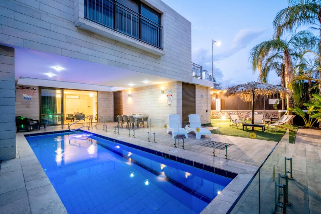 埃拉特Modern Villa-Ella Sun Eilat的一座房子后院的游泳池