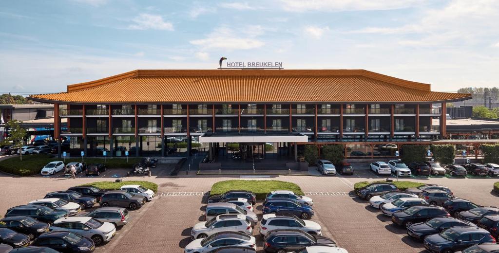 布勒克伦布勒克伦凡德瓦克酒店的停车场内有许多车辆的建筑物