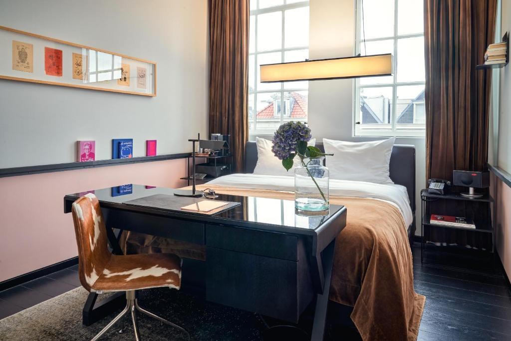 阿姆斯特丹Sir Albert Hotel, part of Sircle Collection的酒店客房配有书桌和床。