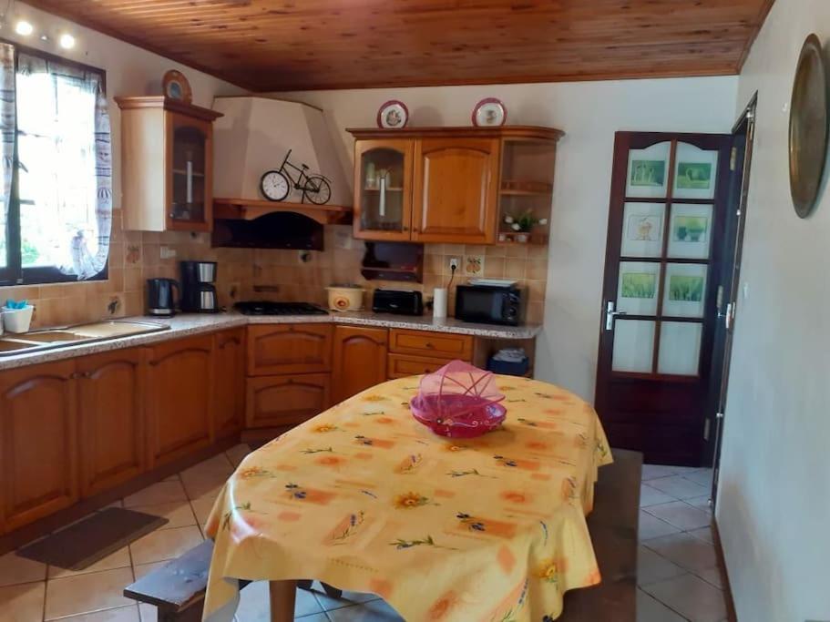 萨拉济Charmante maison au cœur des 3 montagnes的厨房配有桌子和碗