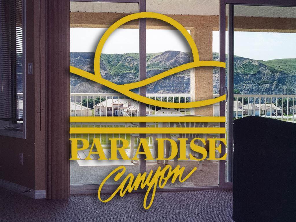 莱斯布里奇Paradise Canyon Golf Resort, Signature Luxury Villa 382的餐厅窗口上的黄色标志