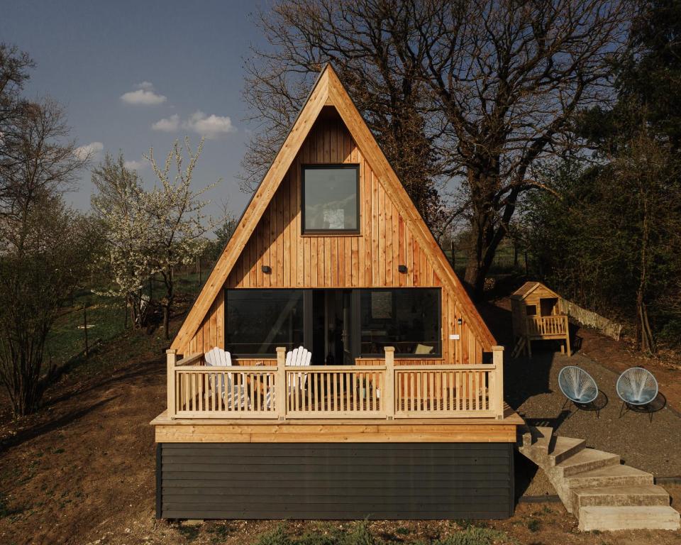 泽拜盖尼Kanyar - Nordic Cabin的大型木制房屋设有门廊和窗户