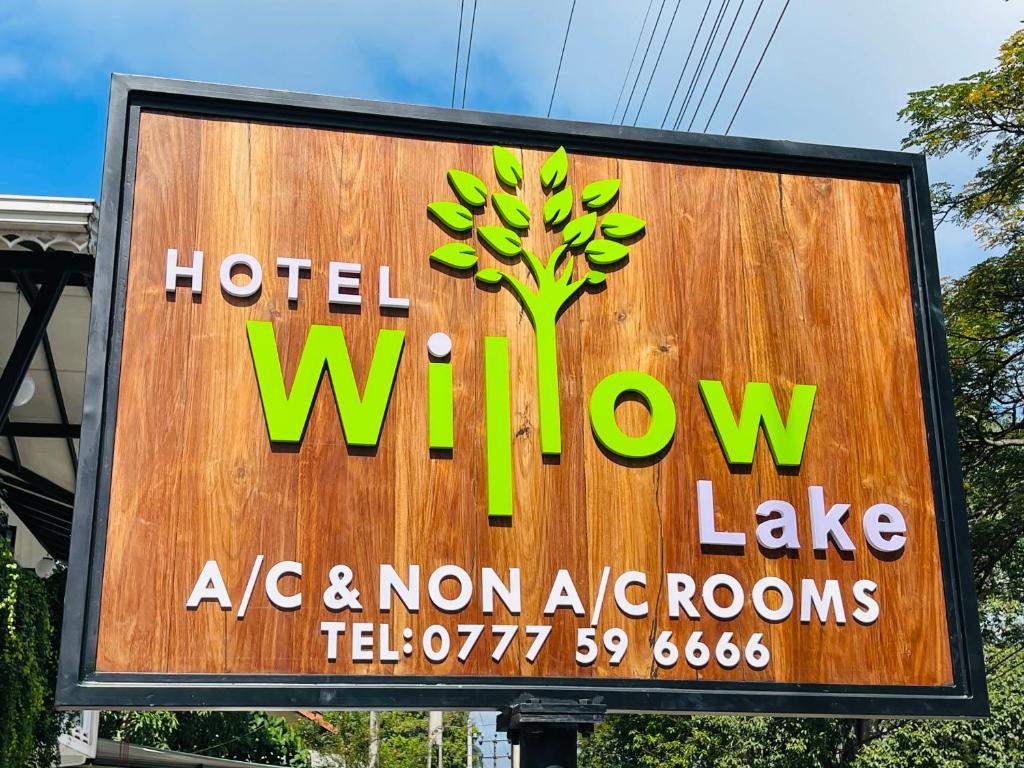 库鲁内格勒Hotel willow lake的树上的酒店窗口湖标志