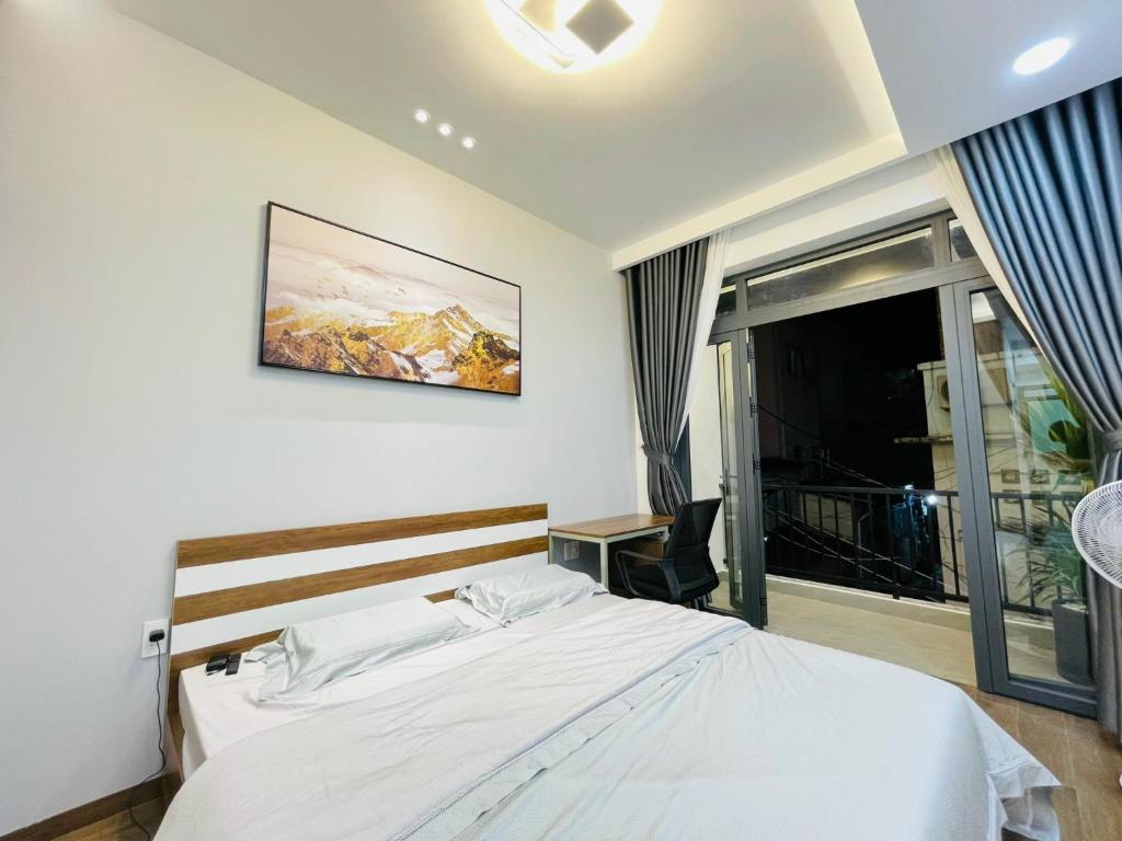 胡志明市Thai Van Home的卧室配有白色的床和窗户。