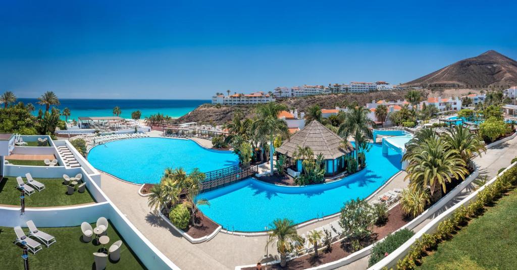 甘迪亚海滩富埃特文图公主酒店的享有度假村游泳池的空中景致
