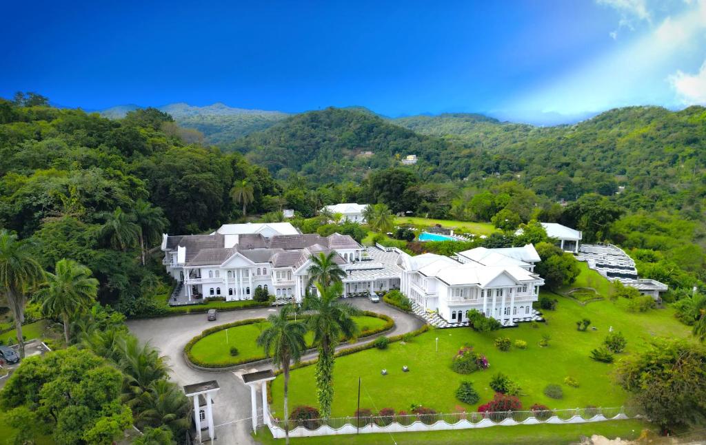 安东尼奥港Jamaica Palace Hotel的享有带庭院的房屋的空中景致