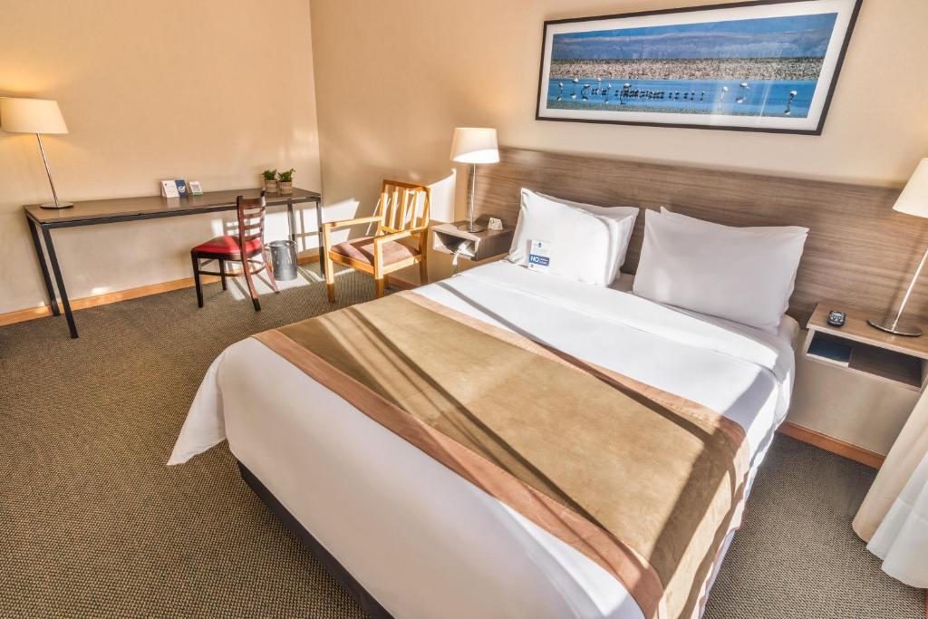 卡拉马卡拉马吉尔公寓式酒店的酒店客房设有一张大床和一张书桌。