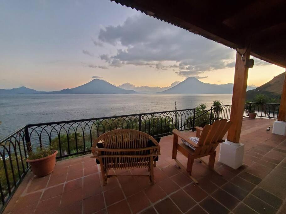 圣克鲁斯拉拉古纳Casa Laguna: Best View In The World的一个带两把椅子的门廊,享有水景