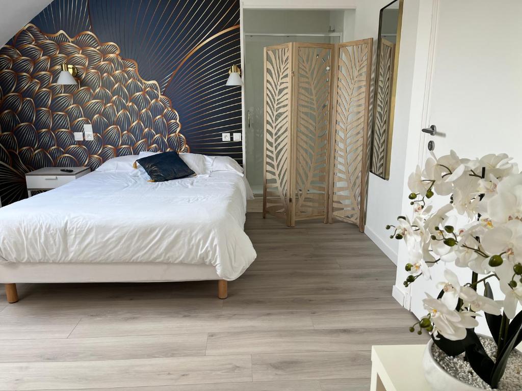 Pocé-sur-CisseCœur de Loire的卧室配有白色的床和植物