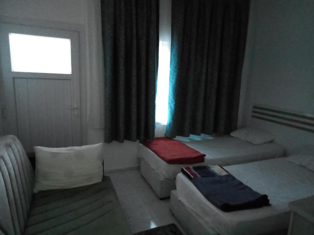 乌沙克Modestus pansiyon otel的带沙发和窗户的小客厅