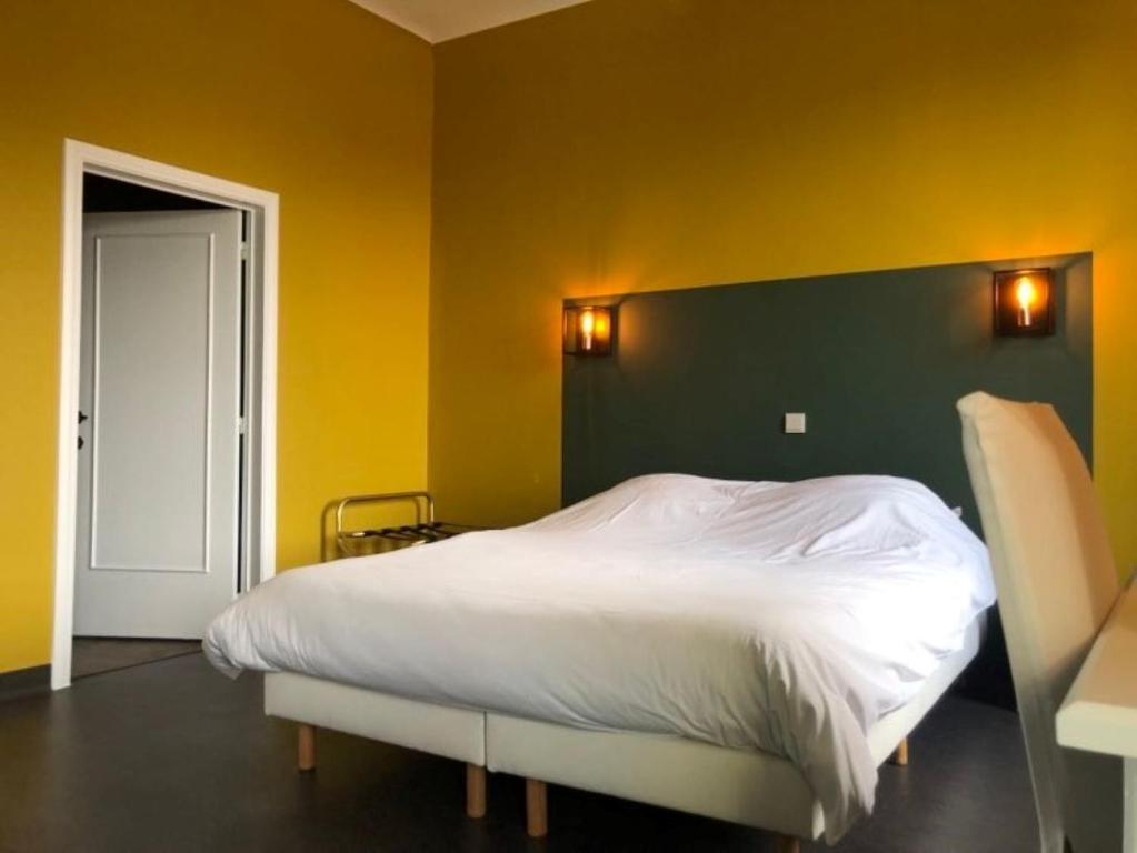 罗什福尔林堡酒店的一间卧室设有一张绿色和黄色墙壁的床