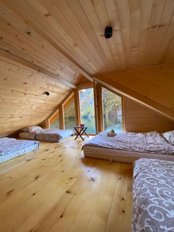 佩鲁恰茨Floating House Perućac的木屋内带四张床的客房