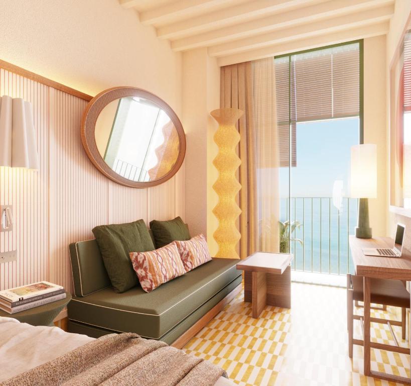 瓦伦西亚Hotel Casa Bassa的一间卧室配有绿色沙发和镜子