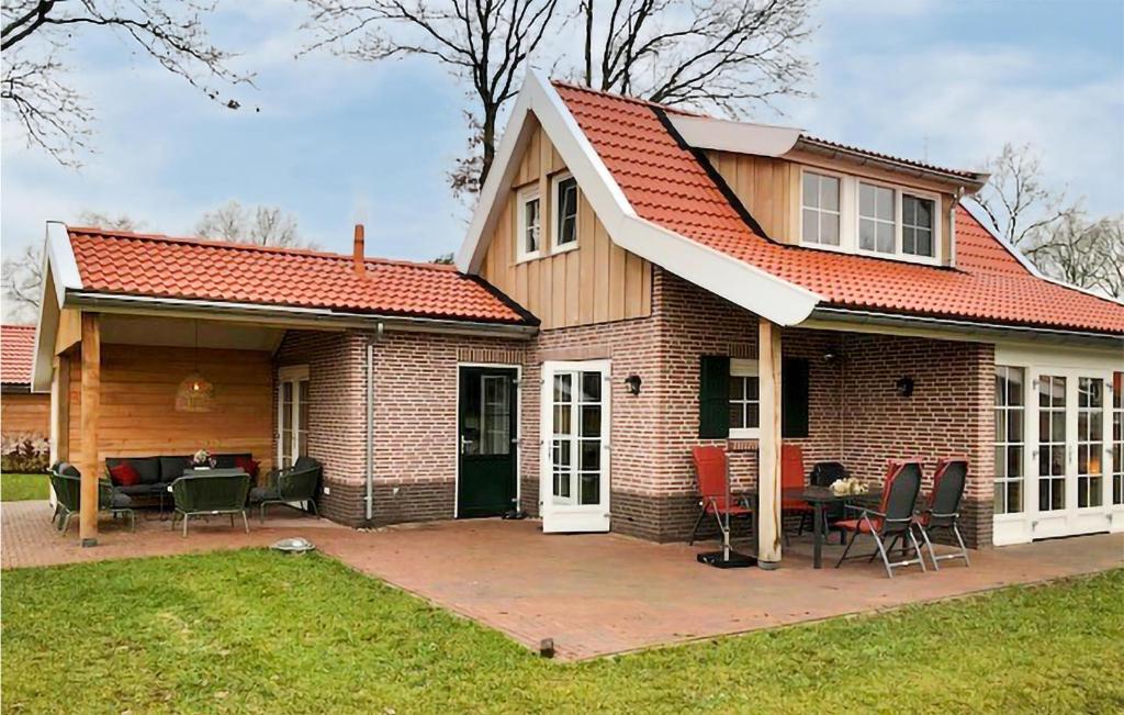 侯赫-黑克索3 Bedroom Gorgeous Home In Hoge Hexel的一座带红色屋顶和庭院的房子