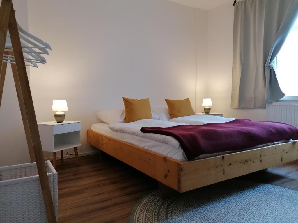 因戈尔施塔特Family and Business Premium Home的一间卧室配有一张木架床