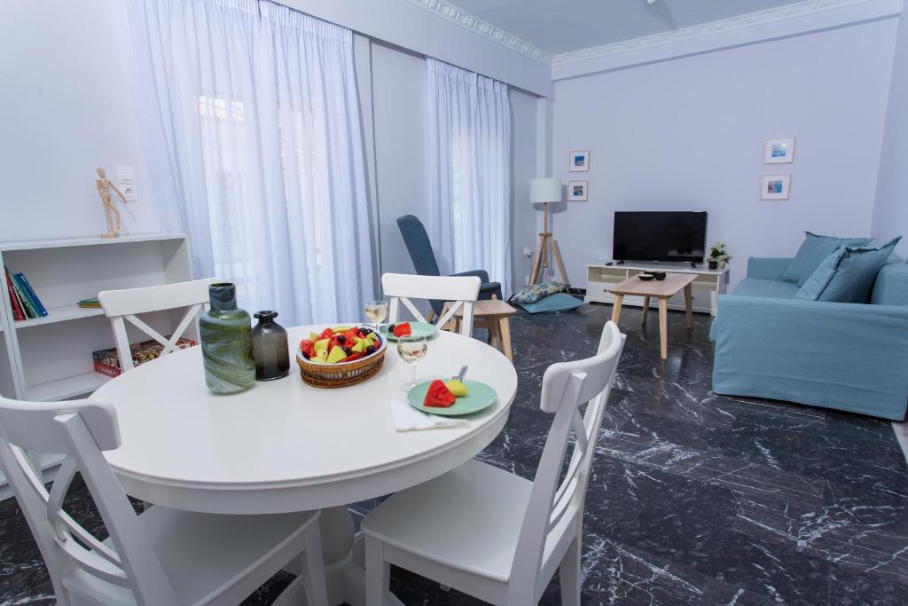 爱琴娜岛Afaia houses的客厅配有白色的桌椅