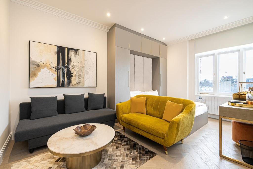 伦敦Modern Apartments Near Harrods and the Science Museum的带沙发和黄色椅子的客厅